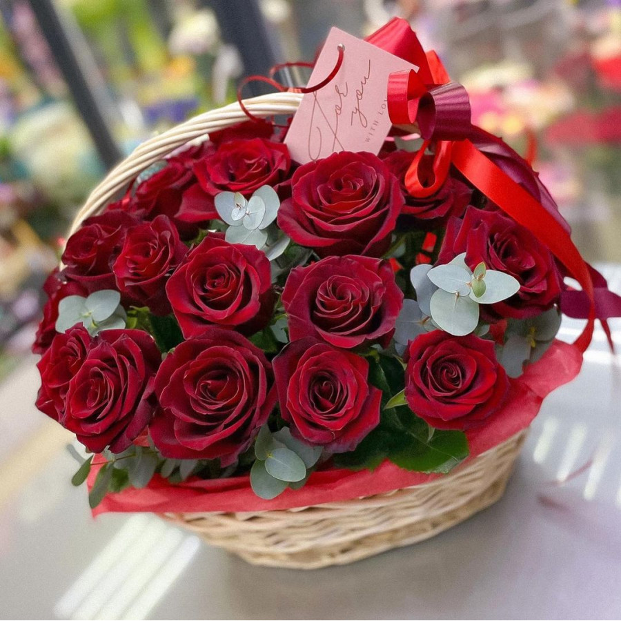 Композиция из 31 красной розы в плетённой корзине - фото 2