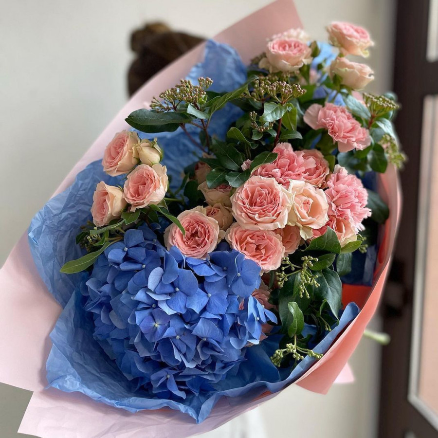 Голубая гортензия и пионовидные розы - фото 2