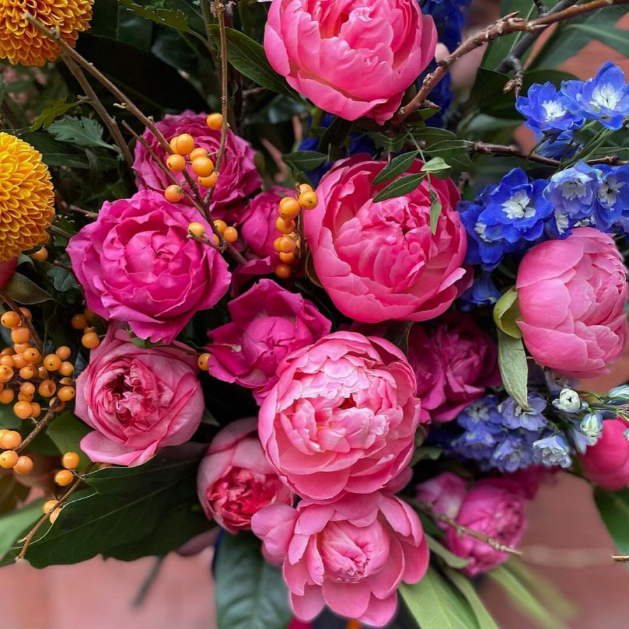 Необычный букет с пиновидными розами и пионами - фото 3