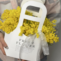 Композиция с мимозой в сумочке